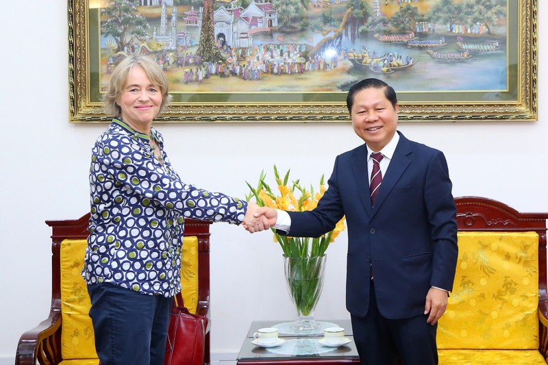 Deputy Minister of Labour, Invalids and Social Affairs Le Tan Dung (R) and Country Director of Germany Development Agency (GIZ) in Vietnam Michaela Baur (Photo: MOLISA)