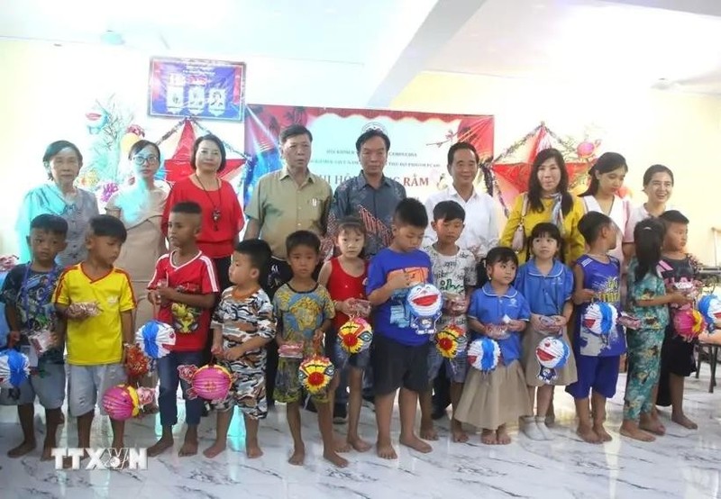 The organising board hands over Mid-Autumn Festival gifts to children of Vietnamese origin in the capital of Phnom Penh. (Photo: VNA)