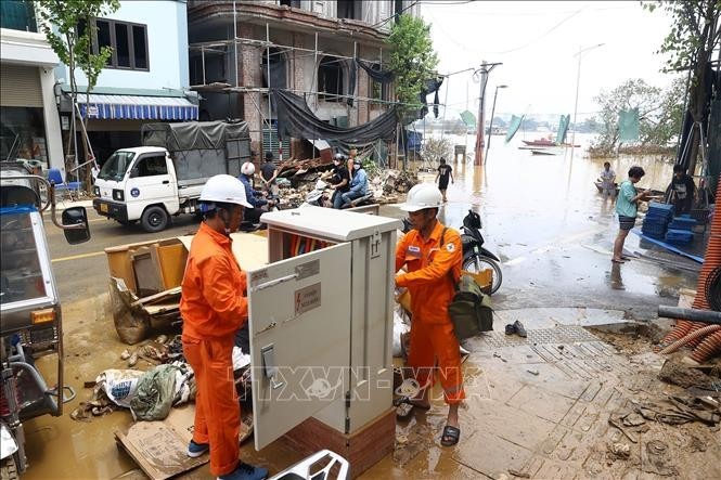 EVN staff repairing flooded transformer on Chuong Duong Do street, Hoan Kiem district, Hanoi, before power restoration. (Photo: VNA)