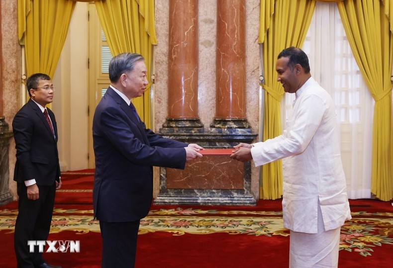 Sri Lankan Ambassador Poshitha Perera (R) presents his credentials to Party General Secretary and State President To Lam in Hanoi on September 17. (Photo: VNA)