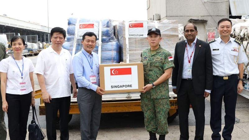 Representatives from Vietnam's Ministry of Agriculture and Rural Development receive relief supplies from the Singaporean government to help people in natural disaster-hit areas.