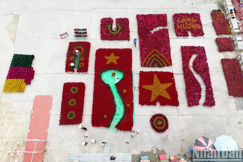 Colourful bouquets of incense arranged in the shape of the national flag and the map of Vietnam in Quang Phu Cau incense-making village. 