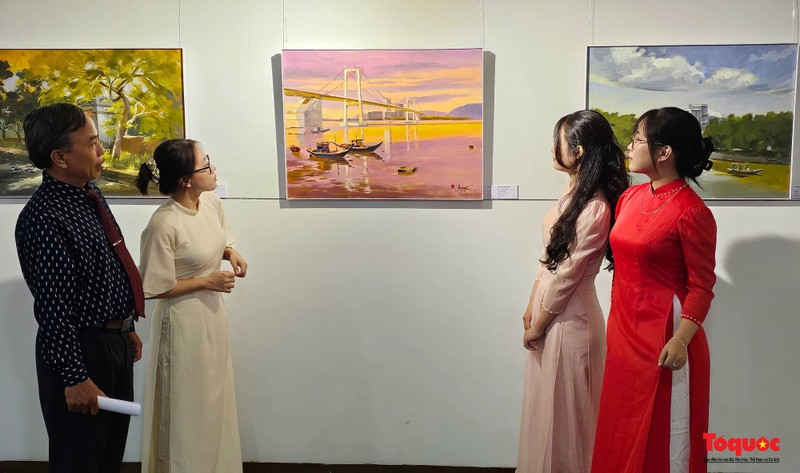 Visitors at the exhibition (Photo: toquoc.vn)