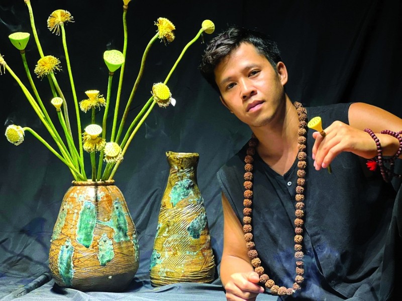 Artisan Bui Van Huan and his pottery creations (Photo: nongthonviet.com) 