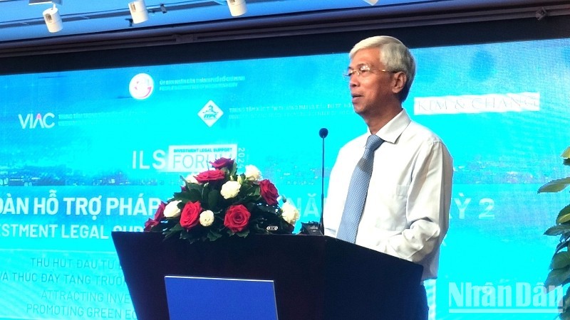 Vice Chairman of the Ho Chi Minh City People's Committee Vo Van Hoan speaking at the forum 