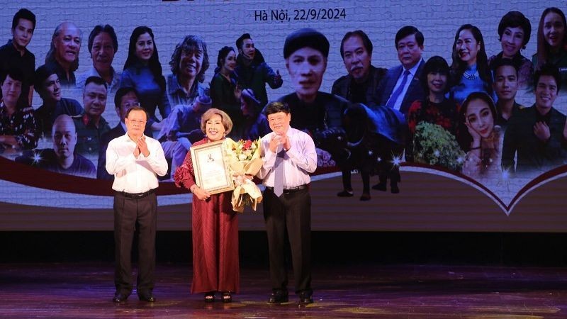 People's Artist Le Thuy receives the Lifetime Achievement Prize at the ceremony 