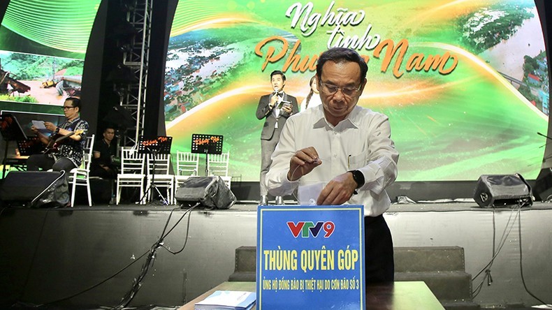 Politburo member and Secretary of Ho Chi Minh City Party’s Committee Nguyen Van Nen raises fund in support of storm victims at the event (Photo: Dung Phuong)