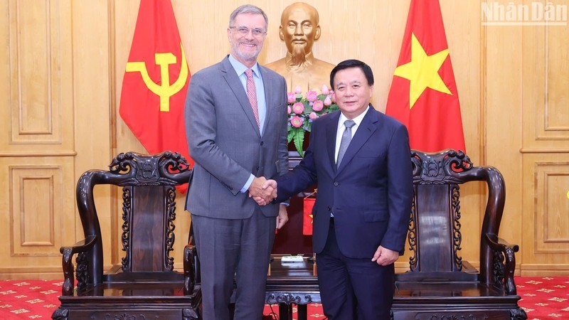 HCMA President Nguyen Xuan Thang (R) and French Ambassador Olivier Brochet at the meeting.