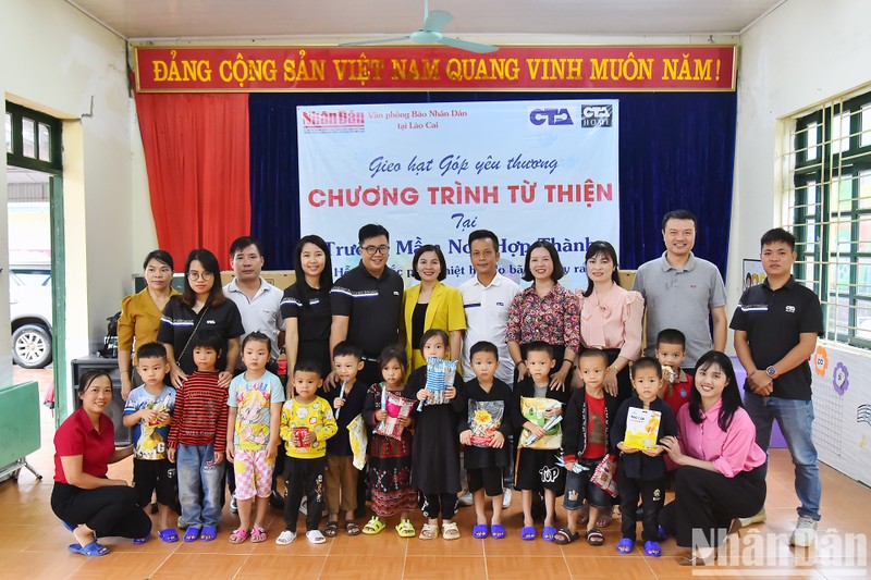 The delegates visited and presented gifts to children at Hop Thanh Kindergarten in Hop Thanh Commune, Lao Cai Province, which was badly affected by Typhoon Yagi.