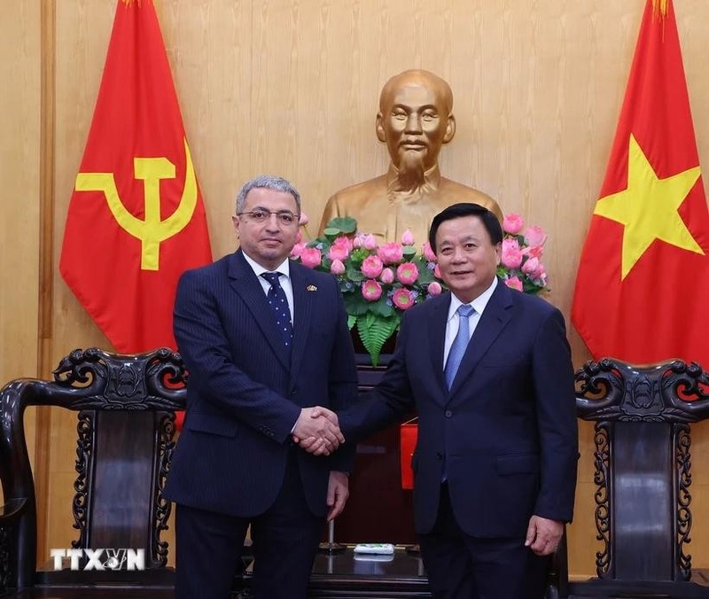 Politburo member and President of the Ho Chi Minh National Academy of Politics Nguyen Xuan Thang (right) and Azerbaijani Ambassador to Vietnam Shovgi Kamal Oglu Mehdizade (Photo: VNA)