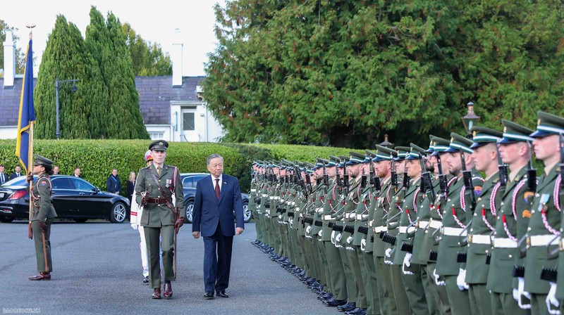 Party General Secretary and State President To Lam inspects the guard of honour at the welcome ceremony. (Photo: baoquocte.vn)