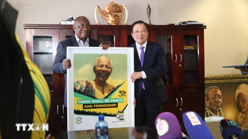 President of South Africa and President of the ruling African National Congress (ANC) Cyril Ramaphosa gives a present to Politburo member, Secretary of the CPV Central Committee and Chairman of its Commission for Internal Affairs Phan Dinh Trac. (Photo: VNA)