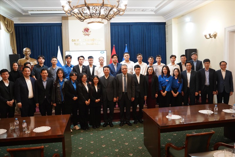 Minister of Information and Communications Nguyen Manh Hung and delegates at the exchange (Photo: VNA)