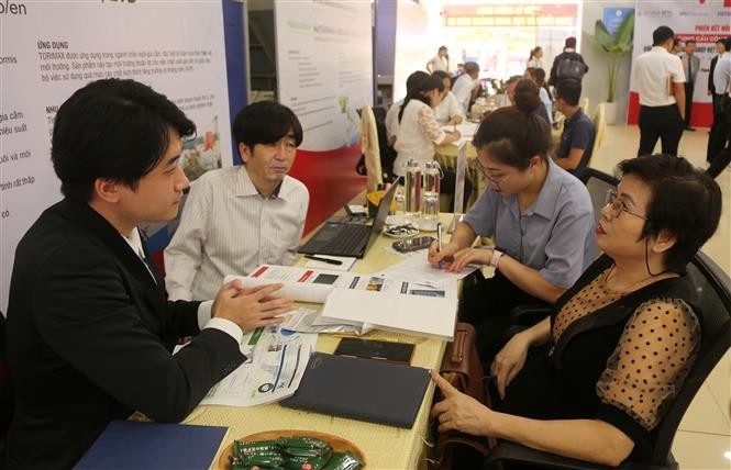 Representatives of Vietnamese and Japanese companies exchange information at the event. (Photo: VNA)