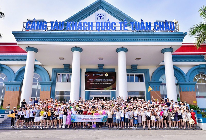 Quang Ninh Department of Tourism welcomes MICE visitors to Ha Long Bay. (Photo: HUE VU)