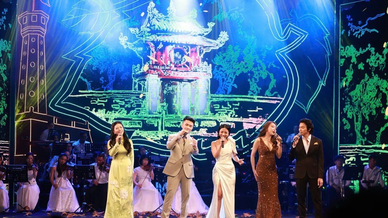 The music night gathered the participation of many popular artists.