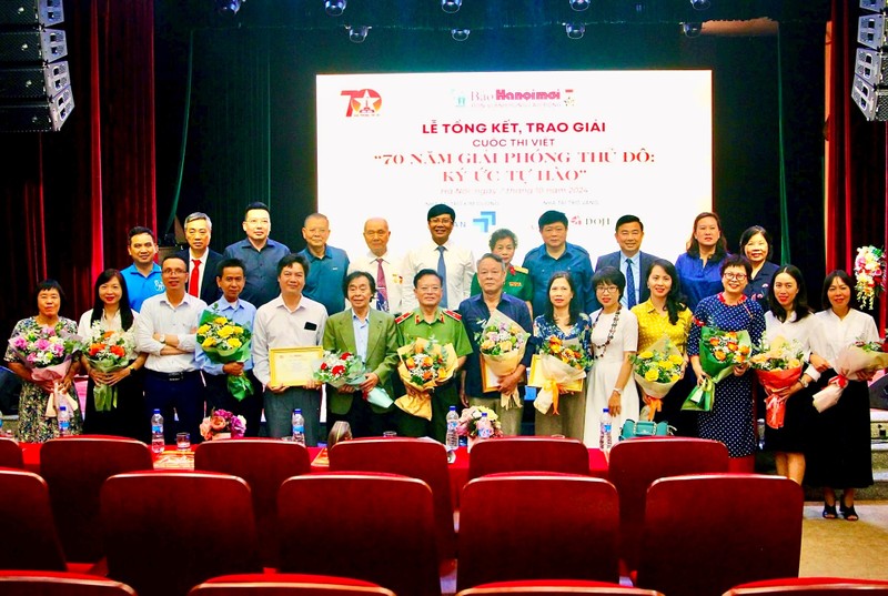 Winners of writing contest on Hanoi’s Liberation Day awarded at the ceremony (Photo: hanoimoi.vn)