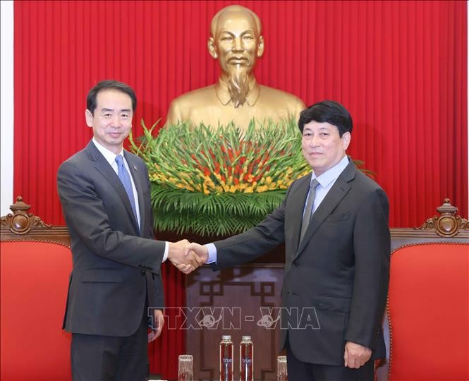 At the meeting between Politburo member and Permanent member of the Communist Party of Vietnam Central Committee's Secretariat Luong Cuong (right) and newly-appointed Chinese Ambassador to Vietnam He Wei. (Photo: VNA)