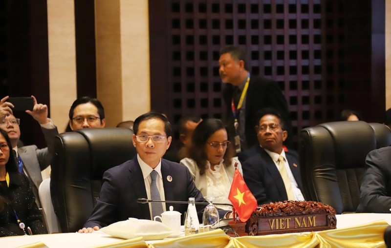 Deputy Prime Minister and Minister of Foreign Affairs Bui Thanh Son attends the ASEAN Foreign Ministers’ Meeting in Vientiane on October 8. (Photo: VNA)