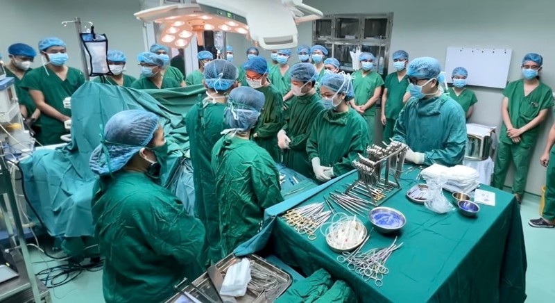 Doctors observe one minute of silence to pay tribute to the brain-dead donor.