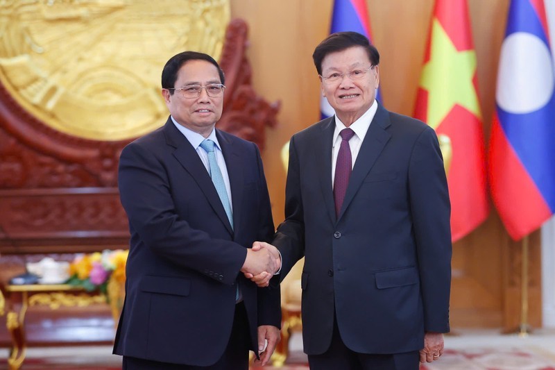 Vietnamese Prime Minister Pham Minh Chinh (left) meets with General Secretary of the Lao People’s Revolutionary Party Central Committee and President of Laos Thongloun Sisoulith in Vientiane on October 8. (Photo: VNA)