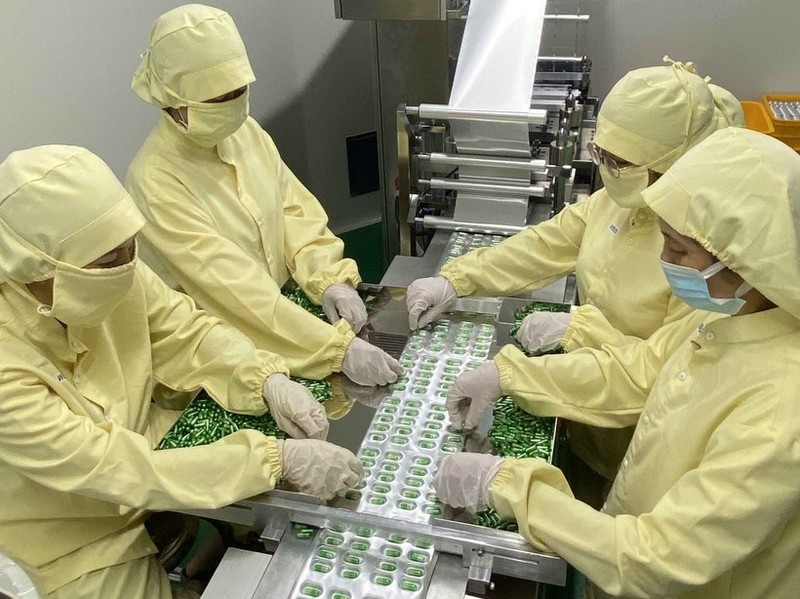 Workers produce pills at the factory of Medcen Joint Stock Company in Hoa Binh Industrial Park, Long An province (Photo: VNA)