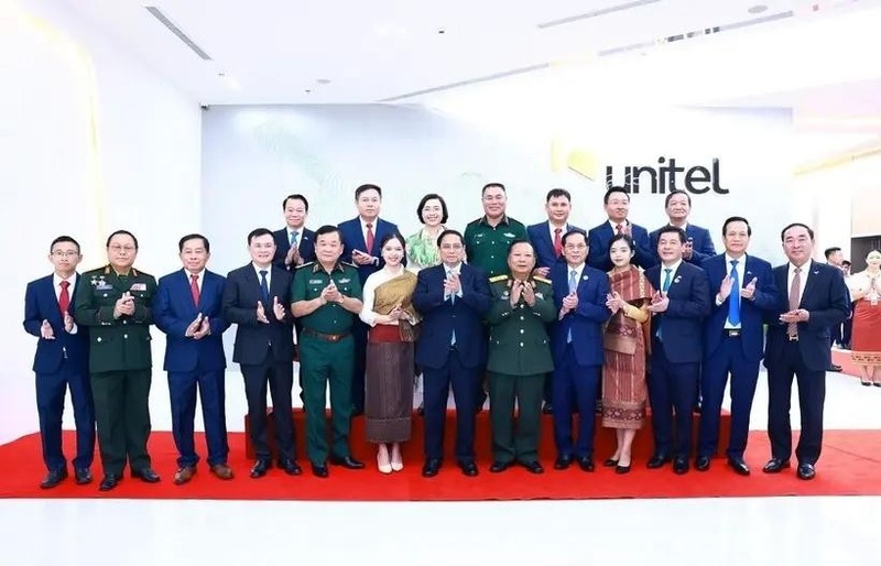 Prime Minister Pham Minh Chinh (front, centre) and executives and staff members of Star Telecom (Unitel) pose for a group photo on October 8. (Photo: VNA)