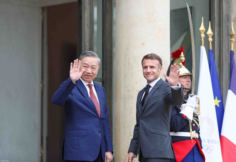 French President Emmanuel Macron (R) and Vietnamese Party General Secretary and State President To Lam (Photo: baoquocte.vn)