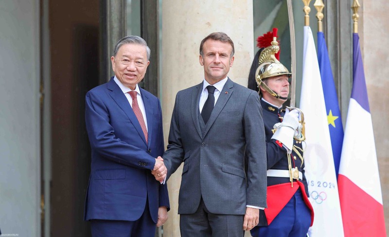 Party General Secretary and State President To Lam (L) and French President Emmanuel Macron (Photo: baoquocte.vn)