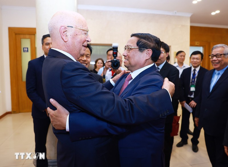 Prime Minister Pham Minh Chinh (R) and Founder and Executive Chairman of the World Economic Forum (WEF) Prof. Klaus Schwab at their meeting on October 7. (Photo: VNA)