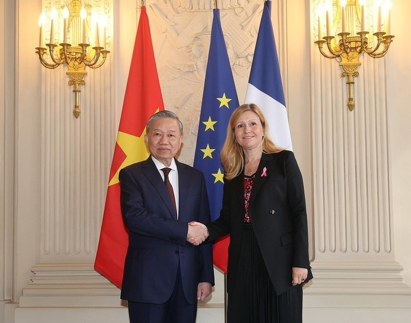 Party General Secretary and State President To Lam (left) meets with President of the French National Assembly Yael Braun-Pivet in Paris on October 7. (Photo: VNA)