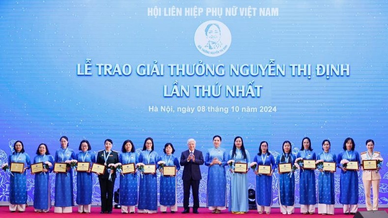 Thirty women’s union officials receive Nguyen Thi Dinh Award 