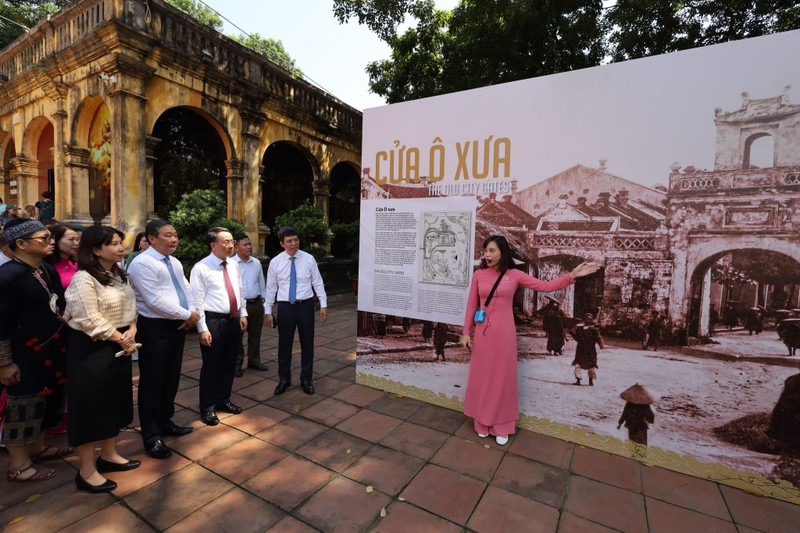 At the exhibition (Photo: hoangthanhthanglong.vn)