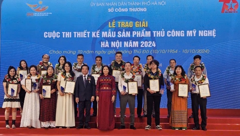 Winners of Hanoi Handicraft Product Design Contest awarded at the ceremony 