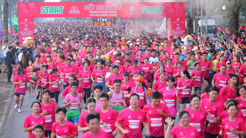 Nearly 10,000 athletes join Dat Sen Hong Marathon in Dong Thap