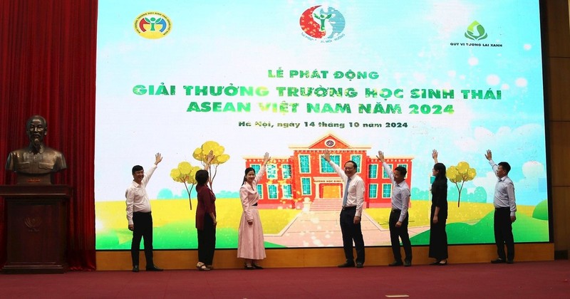 Representatives from ministries, agencies and organisations at the launch of the ASEAN Eco-Schools Vietnam Award 2024. (Photo: baotainguyenmoitruong.vn)