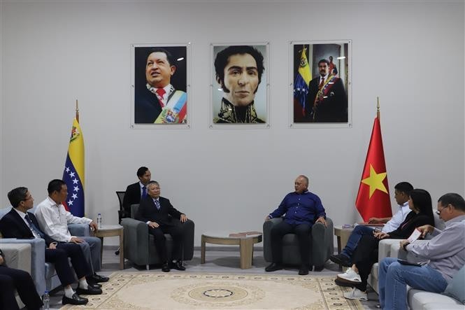 At the working session between Permanent Deputy Secretary of the Quang Nam province Party Committee and Chairman of the provincial People’s Council Nguyen Duc Dung and PSUV First Vice President Diosdado Cabello, who is also Vice President of Venezuela. (Photo: VNA)