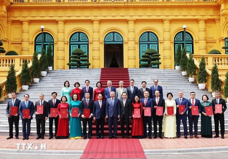 Party General Secretary and State President To Lam poses for a photo with newly-accredited ambassadors. (Photo: VNA)