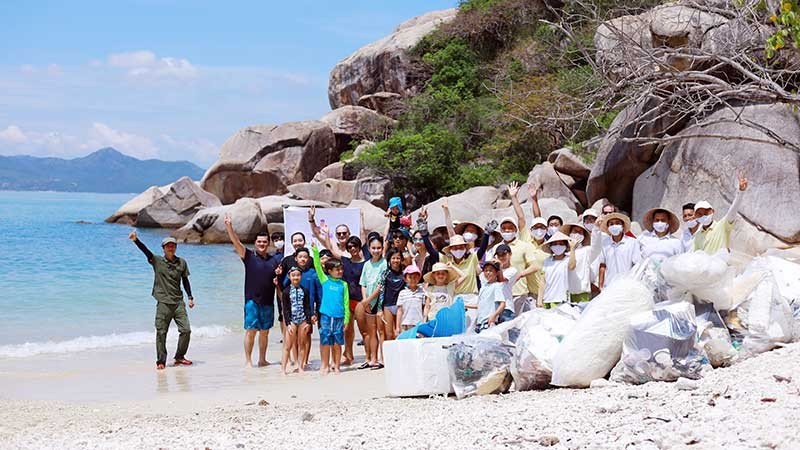 Tourists join a beach clean-up activity in Khanh Hoa Province (Photo: UYEN NGUYEN)