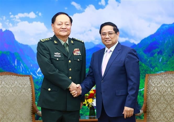 Prime Minister Pham Minh Chinh (R) shakes hands with Vice Chairman of the Central Military Commission of China Sen. Lt. Gen. Zhang Youxia. (Photo: NDO/Tran Hai)