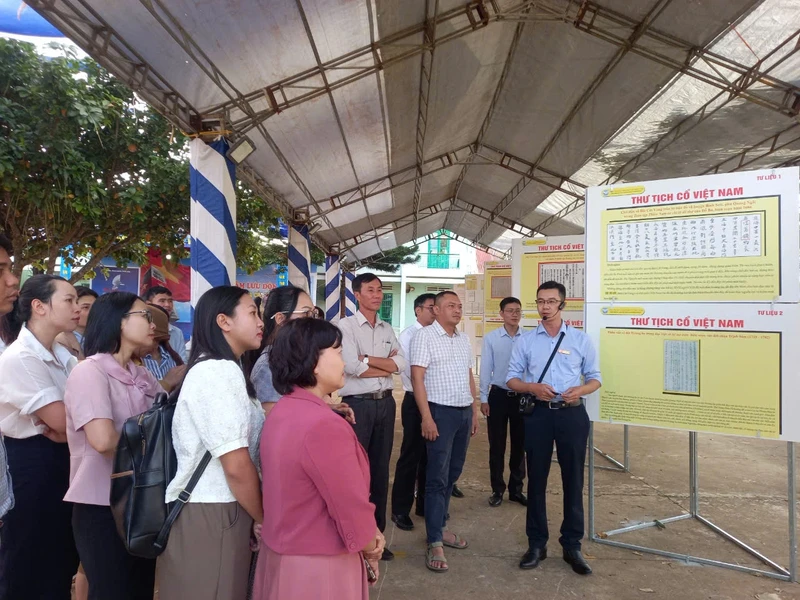 Visitors at the exhibition (Photo: thanhnien.vn)