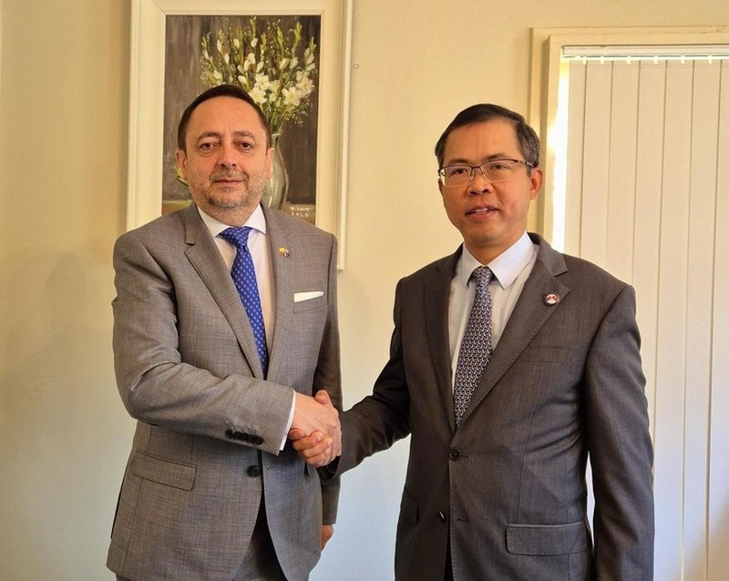 Vietnamese Ambassador to Australia Pham Hung Tam (R) and Ambassador of Ecuador Arturo Cabrera-Hidalgo (Photo: VNA)