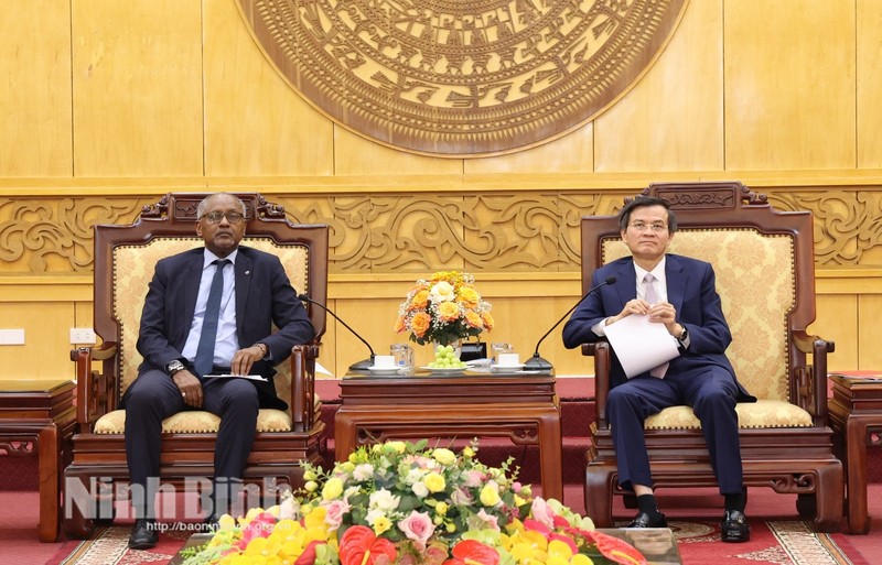 Secretary of the Ninh Binh provincial Party Committee Doan Minh Huan (R) and UNESCO Assistant Director-General for Priority Africa and External Relations Firmin Edouard Matoko (Photo: baoninhbinh.org.vn)