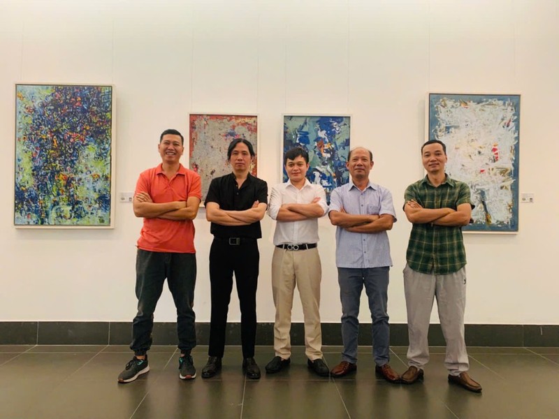 Five participating artists pose for a group photo at the opening of the exhibition (Photo: tuoitrethudo.vn)