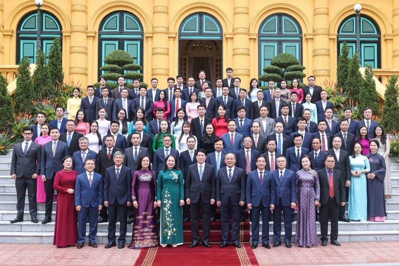 State President Luong Cuong (front, centre) and officials, staff, civil servants, public employees, and workers of the Presidential Office in Hanoi on October 29. (Photo: VNA)