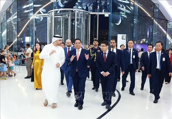 Prime Minister Pham Minh Chinh (second from left) visits Museum of the Future (Photo: VNA)