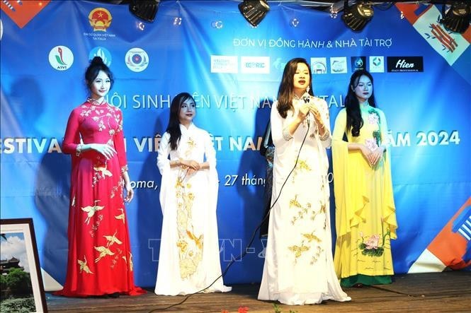 Vietnamese students take part in "An ao" dai fashion show at the festival in Italy. (Photo: VNA)