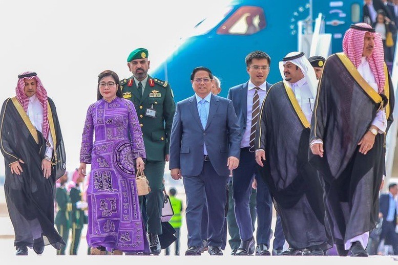 Prime Minister Pham Minh Chinh, his spouse and the high-ranking delegation of Vietnam arrive at the King Khalid International Airport in Riyadh on October 29 afternoon. (Photo: VGP)