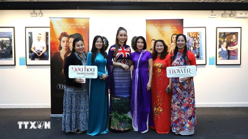 Vietnamese director and producer Mai Thu Huyen (third from left) and participants at the UK premiere of “Doa hoa mong manh” (a fragile flower) in London. (Photo: VNA)