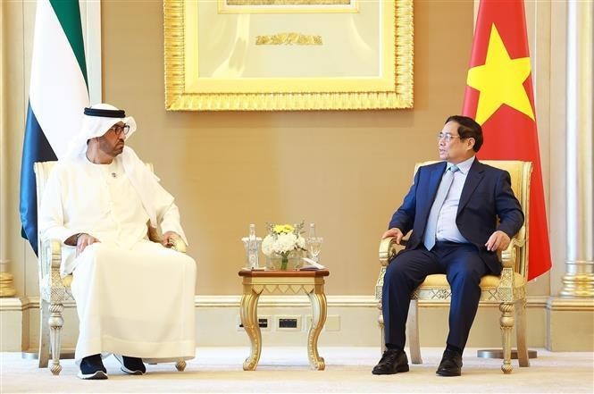 Prime Minister Pham Minh Chinh (right) and UAE Minister of Industry and Advanced Technology Sultan bin Ahmed Al Jaber, who is also Group CEO of the Abu Dhabi National Oil Company, at their meeting in Abu Dhabi on October 29. (Photo: VNA)